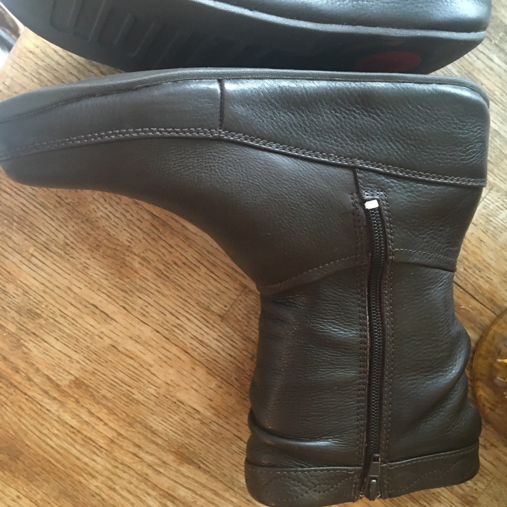 EUC FitFlop Dark Brown Leather Crush Boot Zipper Closure & Microwabbleboard Sole - Picture 7 of 12